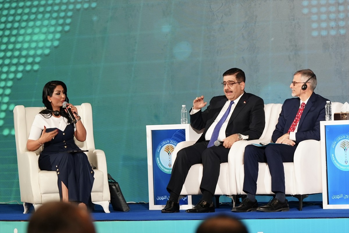 Irak Ticaret Bakanı Etir Davud Selman el-Greyri (sağda), başkent Bağdat’ta düzenlenen bir yatırım...