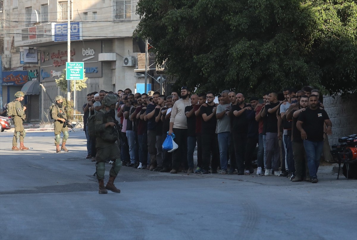 İşgal altındaki Batı Şeria'nın kuzeyindeki Tulkerim kentinde, İsrail ordusuna ait zırhlı aracın...