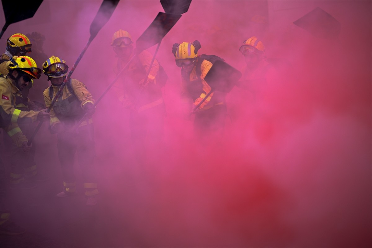 İspanya'nın başkenti Madrid'de süresiz grevde olan orman itfaiyecileri seslerini duyurmak için...