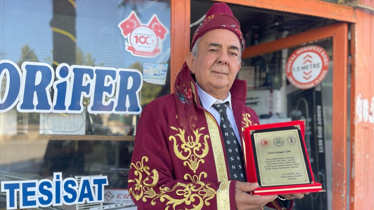 Isparta'da 55 yıldır sıhhi tesisatçılık yapan 71 yaşındaki Güngör Can, "Yılın Ahisi" seçildi. Can...