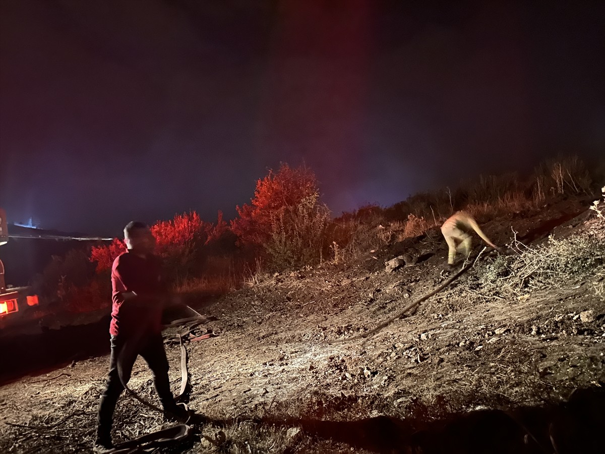 Isparta'nın Eğirdir ilçesinde ormanlık alanda çıkan yangın ekiplerin müdahalesi ile...