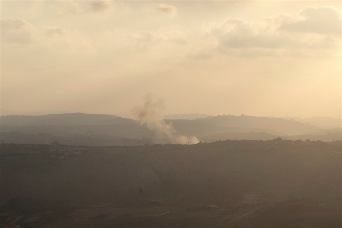 İsrail ordusuna ait savaş uçaklarının Lübnan'ın güneyindeki bazı beldelere hava saldırısı...