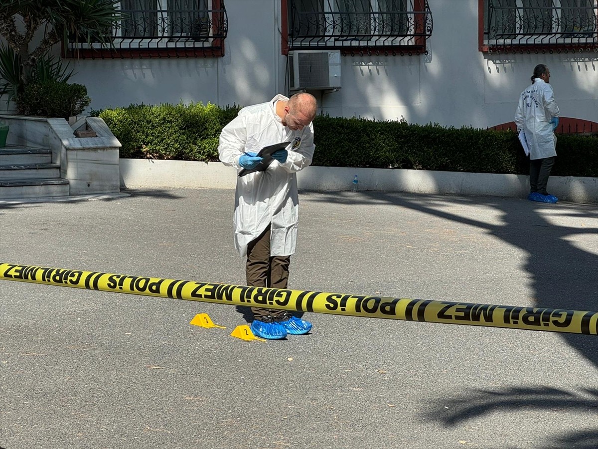 İstanbul'da, Özel Balıklı Rum Hastanesi Vakfının bahçesinde silahlı saldırıya uğrayan kişi...