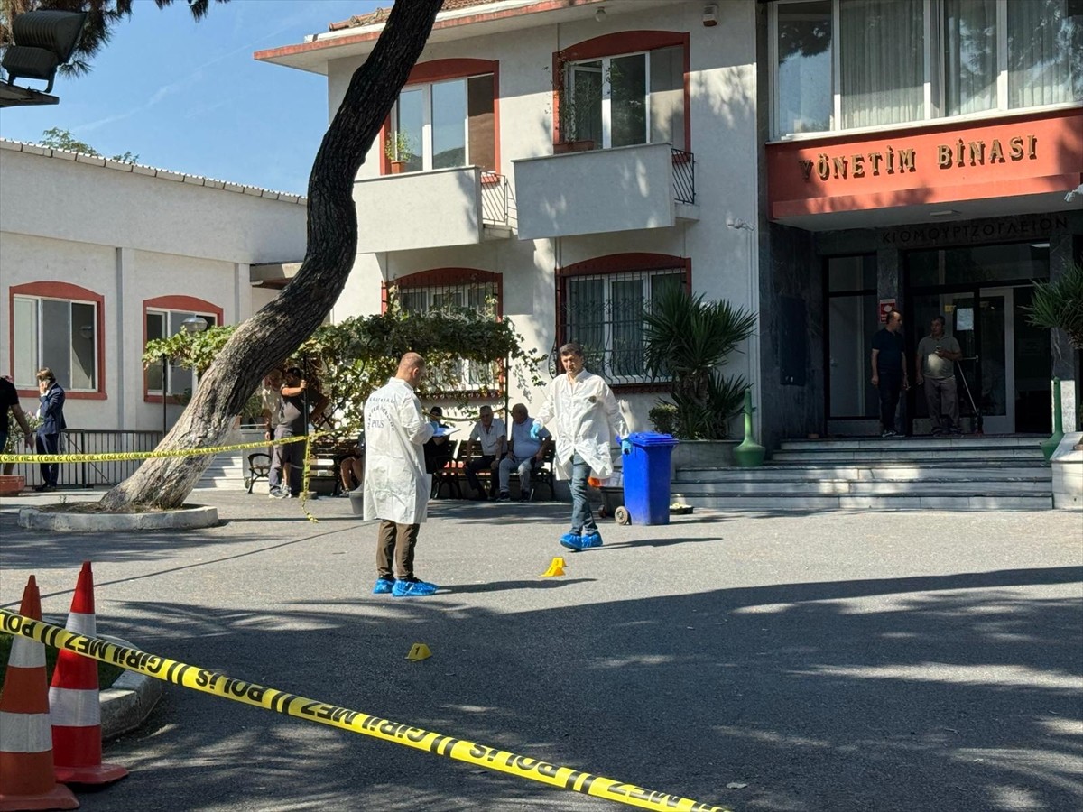 İstanbul'da, Özel Balıklı Rum Hastanesi Vakfının bahçesinde silahlı saldırıya uğrayan kişi...