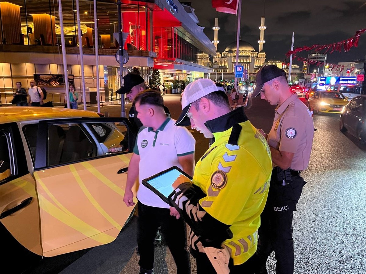 İstanbul'da polis ekipleri, asayişin sağlanması ve olası suçların önlenmesi amacıyla "huzur"...