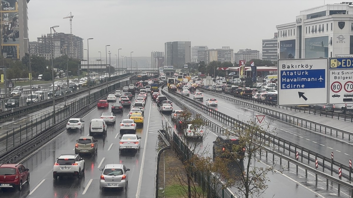 İstanbul'da sabah saatlerinden itibaren etkili olan yağış ve trafik kazaları, kentte trafik...