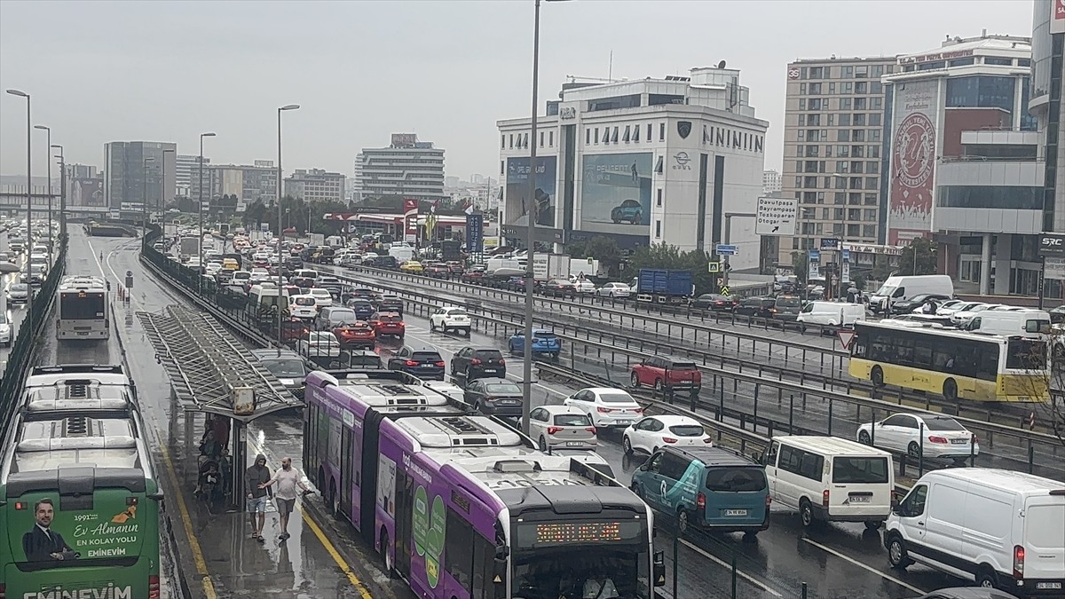 İstanbul'da sabah saatlerinden itibaren etkili olan yağış ve trafik kazaları, kentte trafik...
