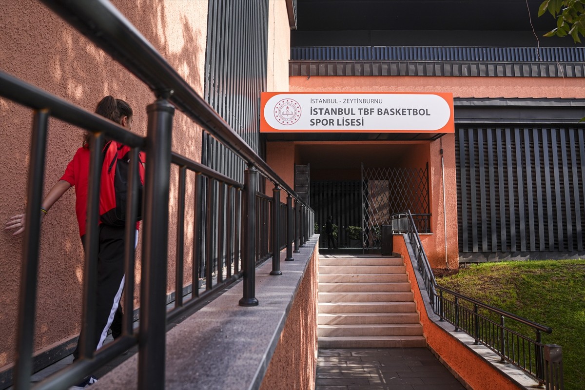 İstanbul TBF Basketbol Spor Lisesi, bugün çalan ders ziliyle eğitim hayatına başladı.