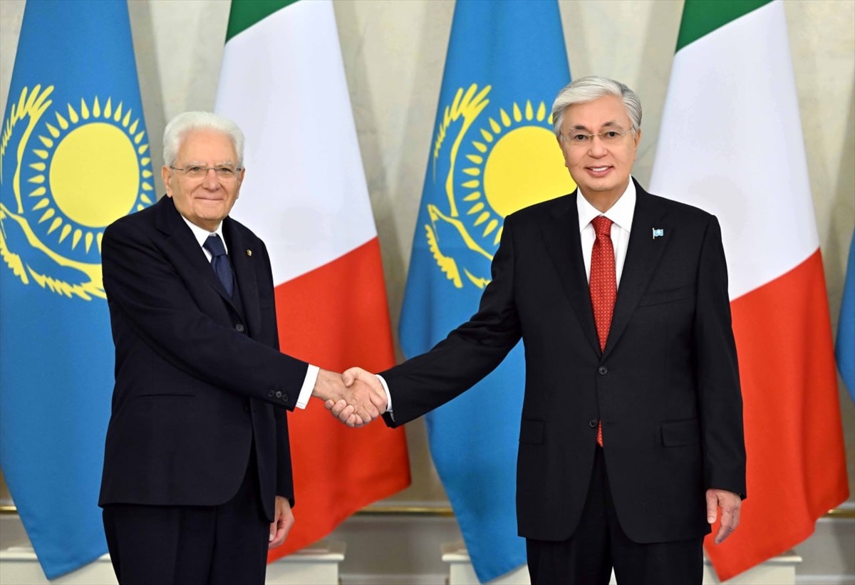 İtalya Cumhurbaşkanı Sergio Mattarella (solda), resmi ziyaret kapsamında Kazakistan’ın başkenti...