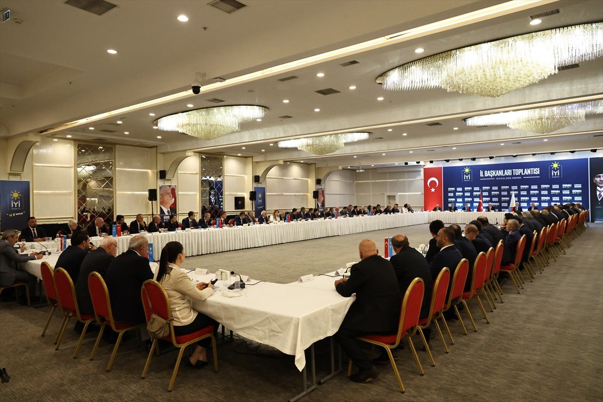 İYİ Parti Genel Başkanı Müsavat Dervişoğlu, partisinin İl Başkanları Toplantısı'na başkanlık...