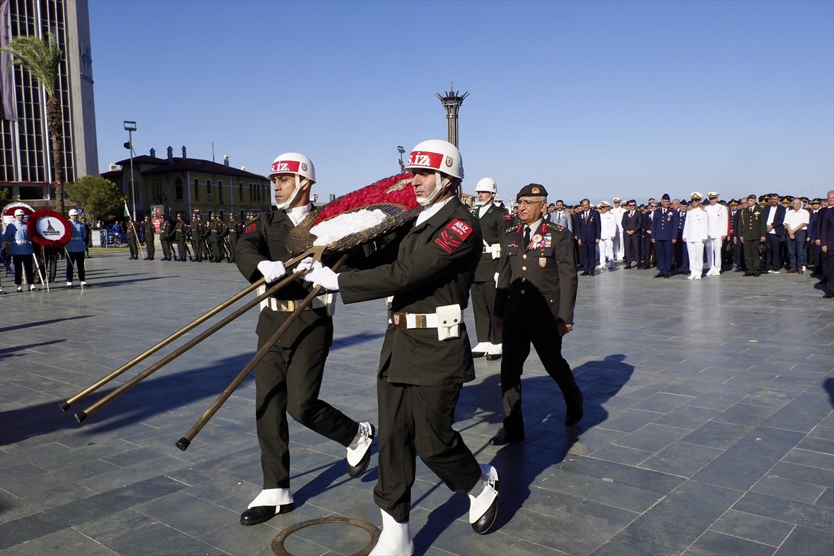 İzmir'de, 19 Eylül Gaziler Günü dolayısıyla tören düzenlendi. Garnizon Komutanı Orgeneral İrfan...