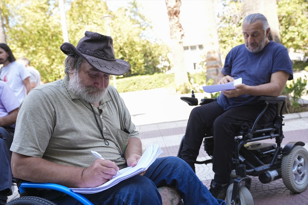 İzmir'de 365 Gün Engelliyiz Platformu, kentteki engellilerin özgürce sokağa çıkamadığını...