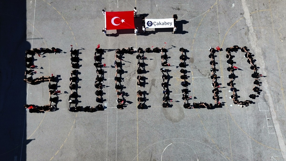 İzmir'de ortaokul öğrencileri, İsrail ablukasını kırmak ve insani yardım ulaştırmak amacıyla...