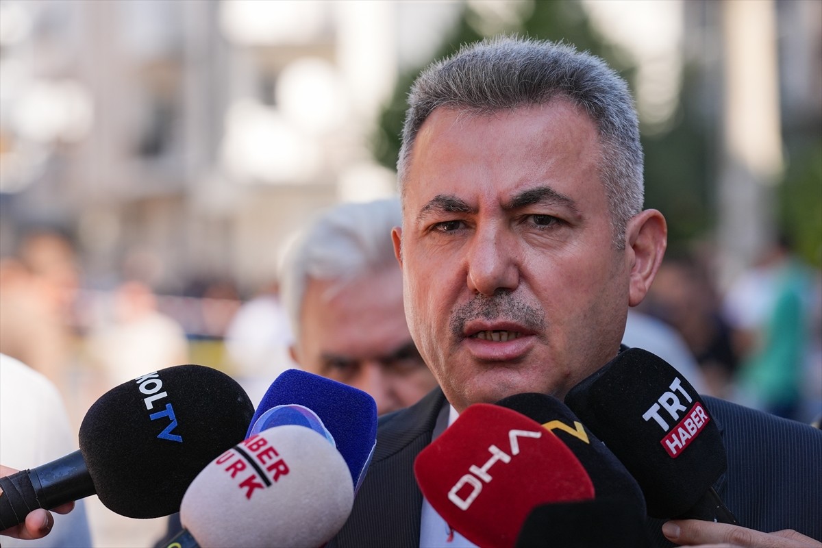 İzmir'in Balçova ilçesinde, polis merkezine yapılan silahlı saldırıda 2 polis şehit oldu. İzmir...