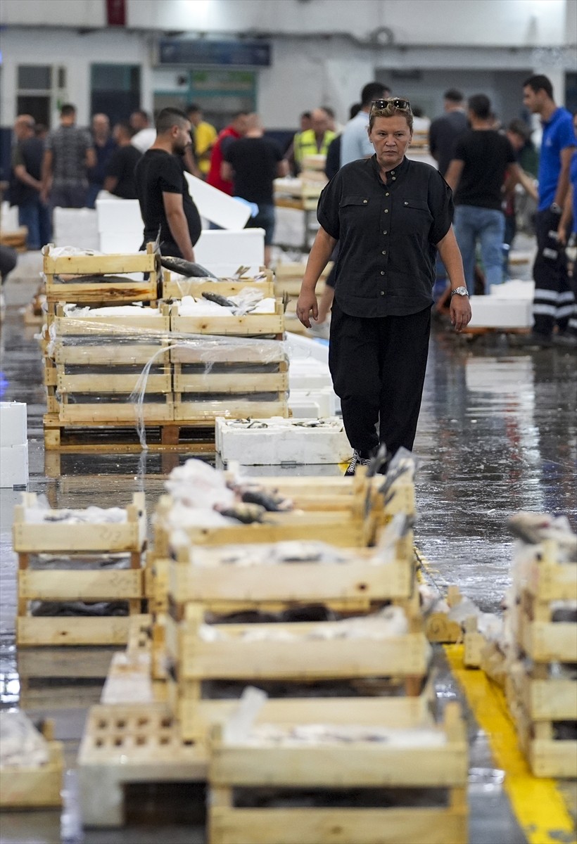 İzmir'in Buca ilçesindeki su ürünleri halinde babasının vefatının ardından işin başına geçen Deniz...