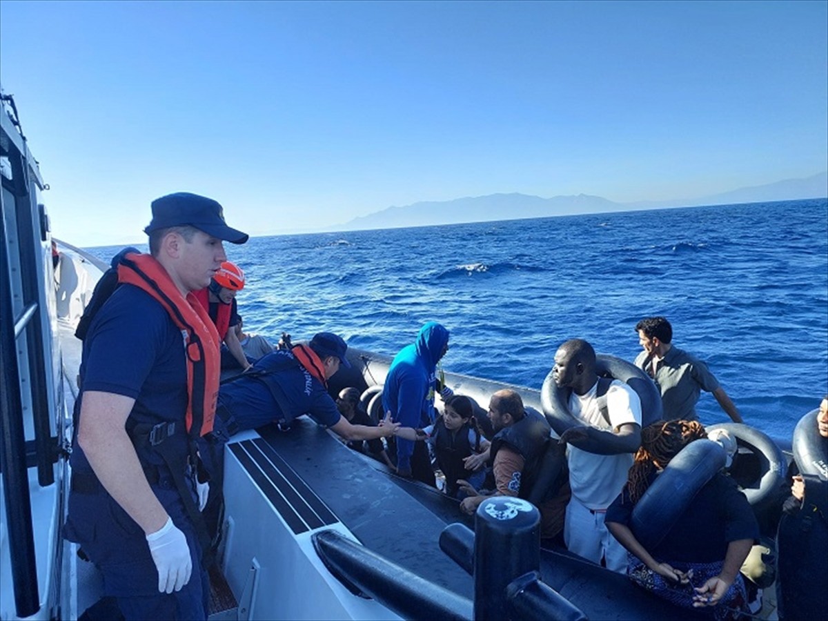 İzmir'in Çeşme ilçesi açıklarında 107 düzensiz göçmen yakalandı, Seferihisar ilçesi açıklarında...