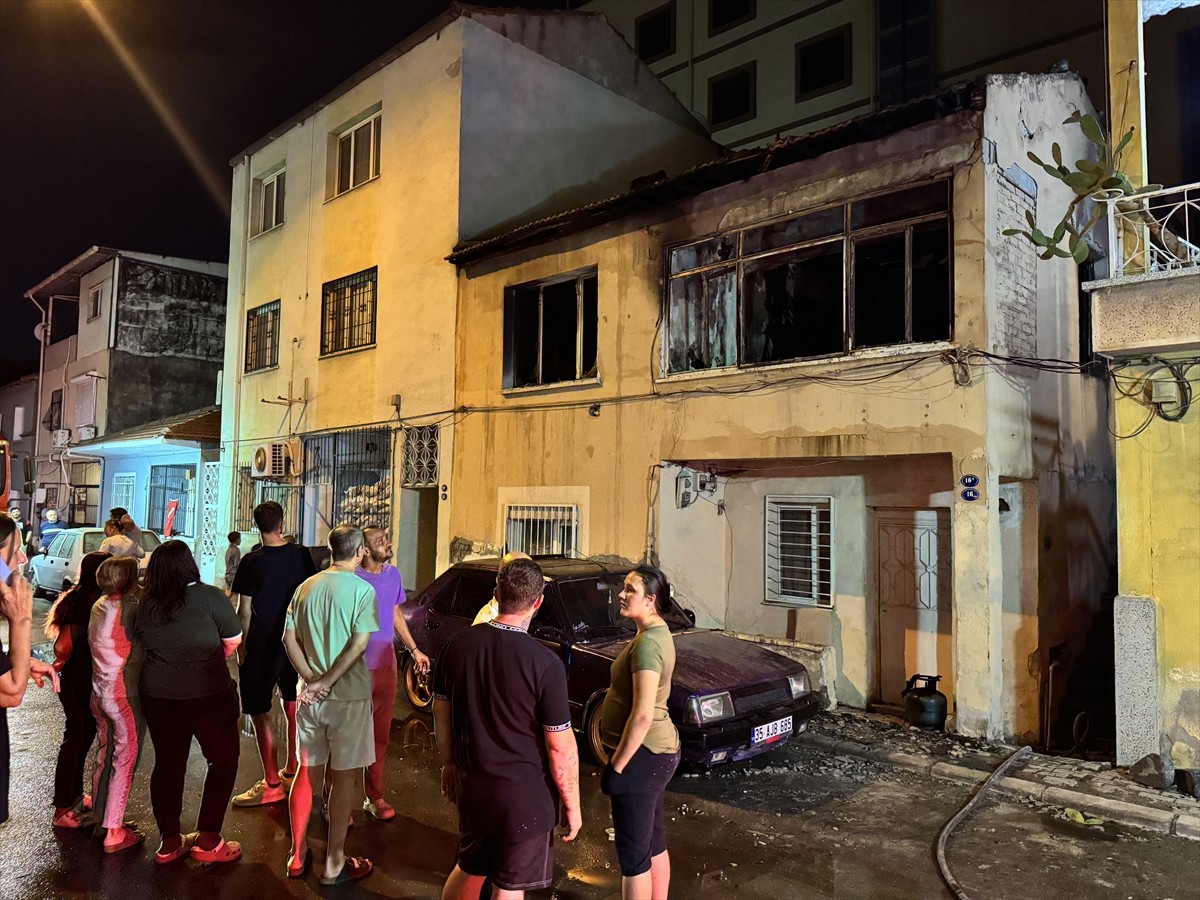 İzmir'in Çiğli ilçesindeki bir evde çıkan yangın itfaiye ekiplerince söndürüldü.