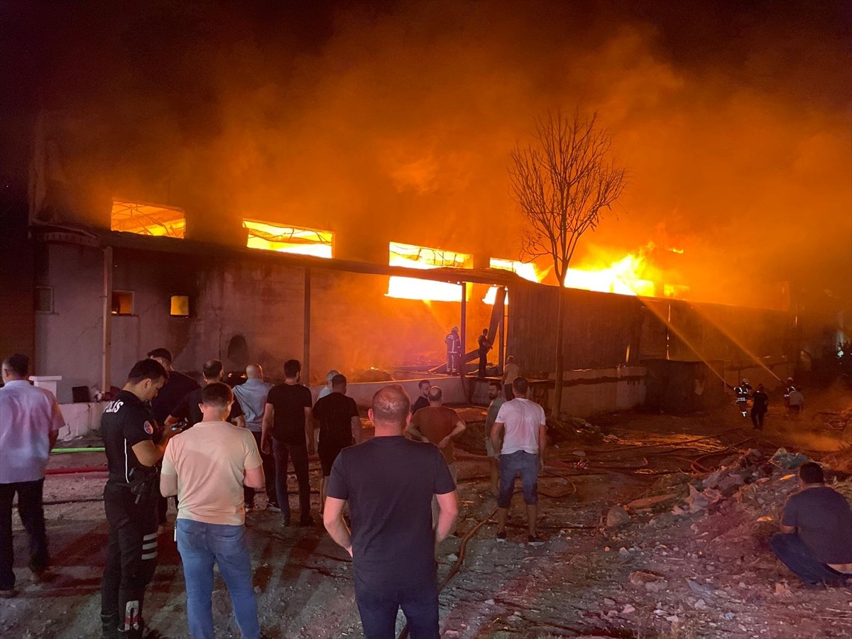 İzmir'in Gaziemir ilçesinde bir mobilya fabrikasında çıkan yangına müdahale ediliyor.
