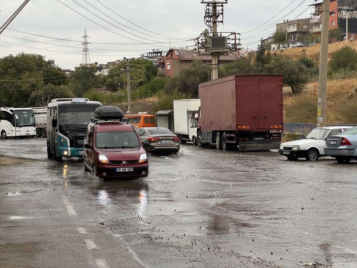 İzmir'in Karabağlar ilçesinde patlayan su borusunun onarılmaması nedeniyle 2 gündür suyun boşa...