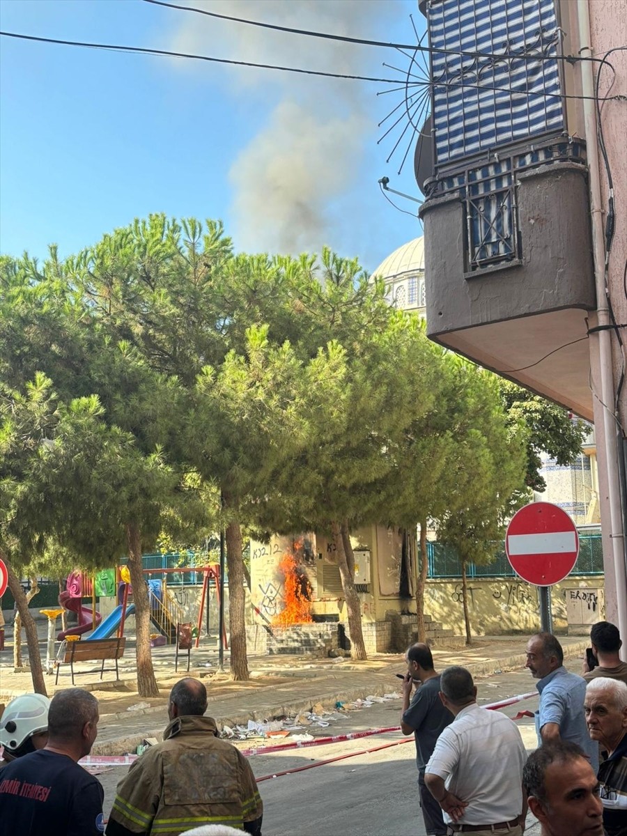 İzmir'in Karabağlar ilçesinde trafoda çıkan yangın çevreye sıçramadan söndürüldü.