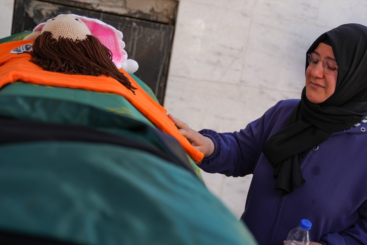 İzmir'in Menderes ilçesinde, taşınma sırasında nakliye asansöründen düşen koltuğun altında kalarak...