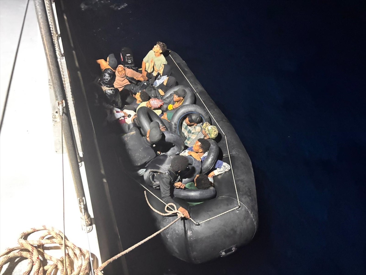 İzmir'in Menderes ve Çeşme ilçeleri açıklarında 20 düzensiz göçmen yakalandı.