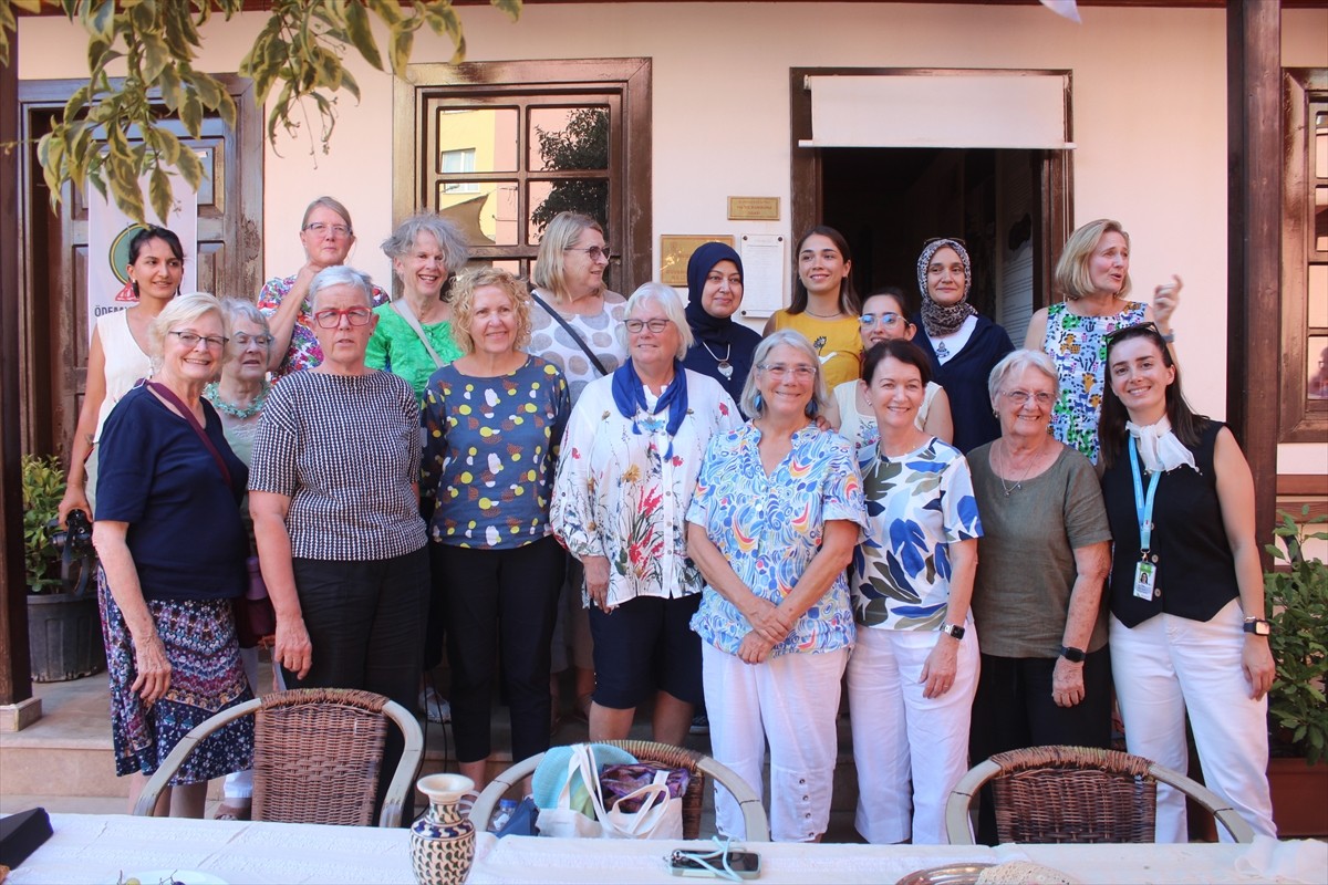 İzmir'in Ödemiş ilçesinde farklı ülkelerden gelen yabancı konuklara ilçeye özgü iğne oyasının...