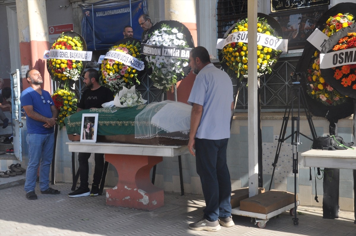 İzmir'in Torbalı ilçesinde eğitim uçağının düşmesi sonucu hayatını kaybeden pilot Berfu...