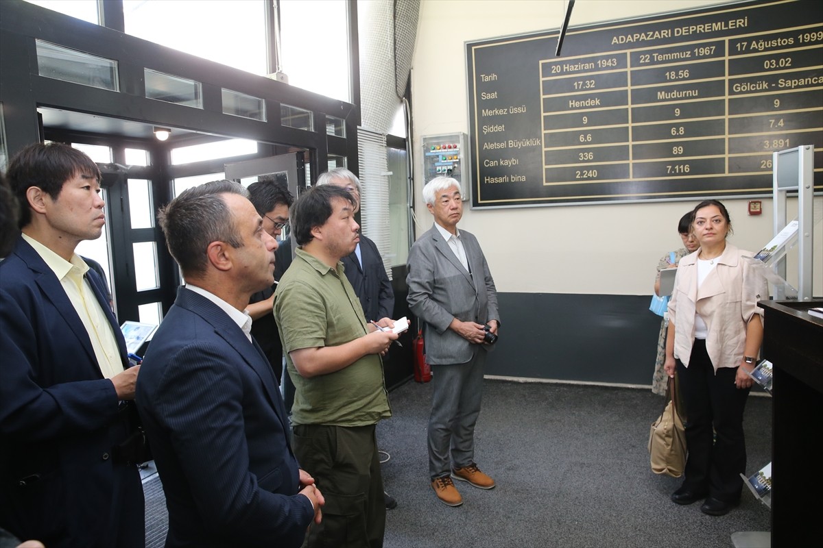  Japonya'dan gelen akademisyenler, 17 Ağustos 1999 Marmara Depremi'nden etkilenen Sakarya'da...