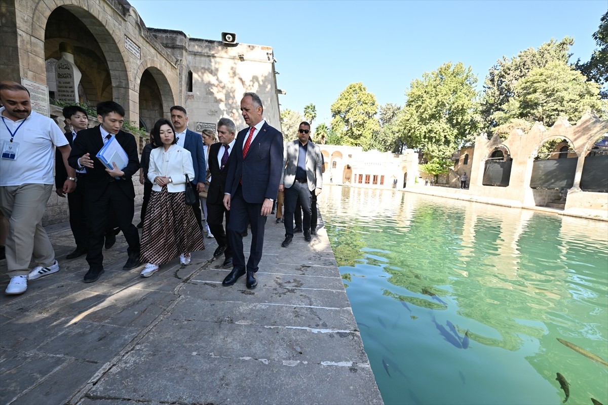 Japonya Altes Prensesi Akiko Mikasa (sağ 2), Şanlıurfa'da tarihi Balıklıgöl Yerleşkesi'ni ziyaret...
