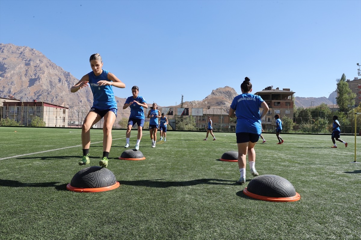 Kadrosunu büyük ölçüde koruyan Turkcell Kadın Futbol Ligi ekiplerinden Hakkarigücü, transfer...