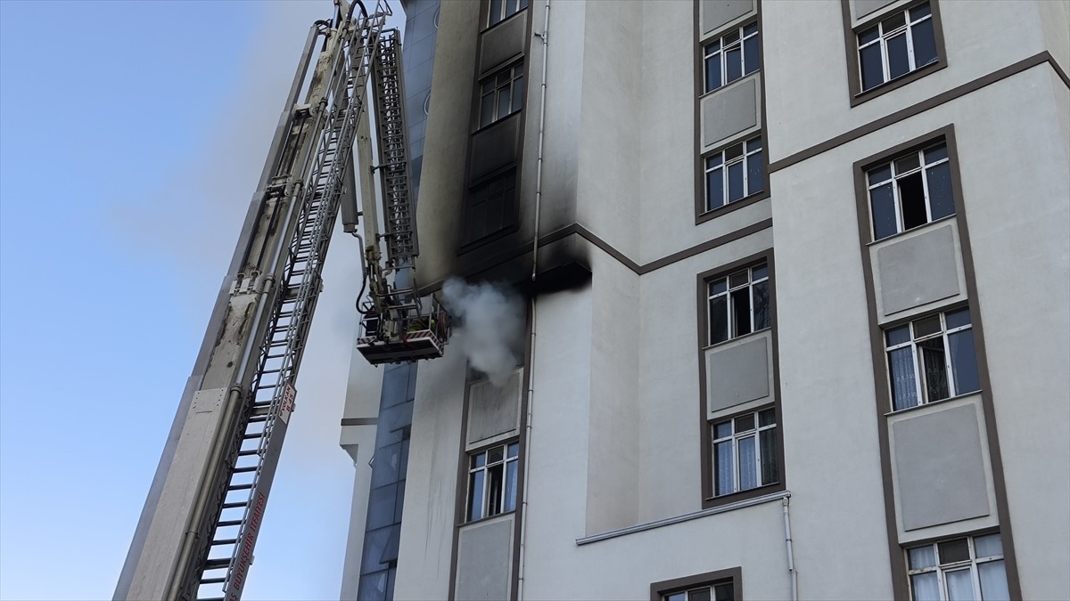Kahramanmaraş'ın Elbistan ilçesinde özel erkek öğrenci yurdunda çıkan yangın itfaiye ekiplerince...