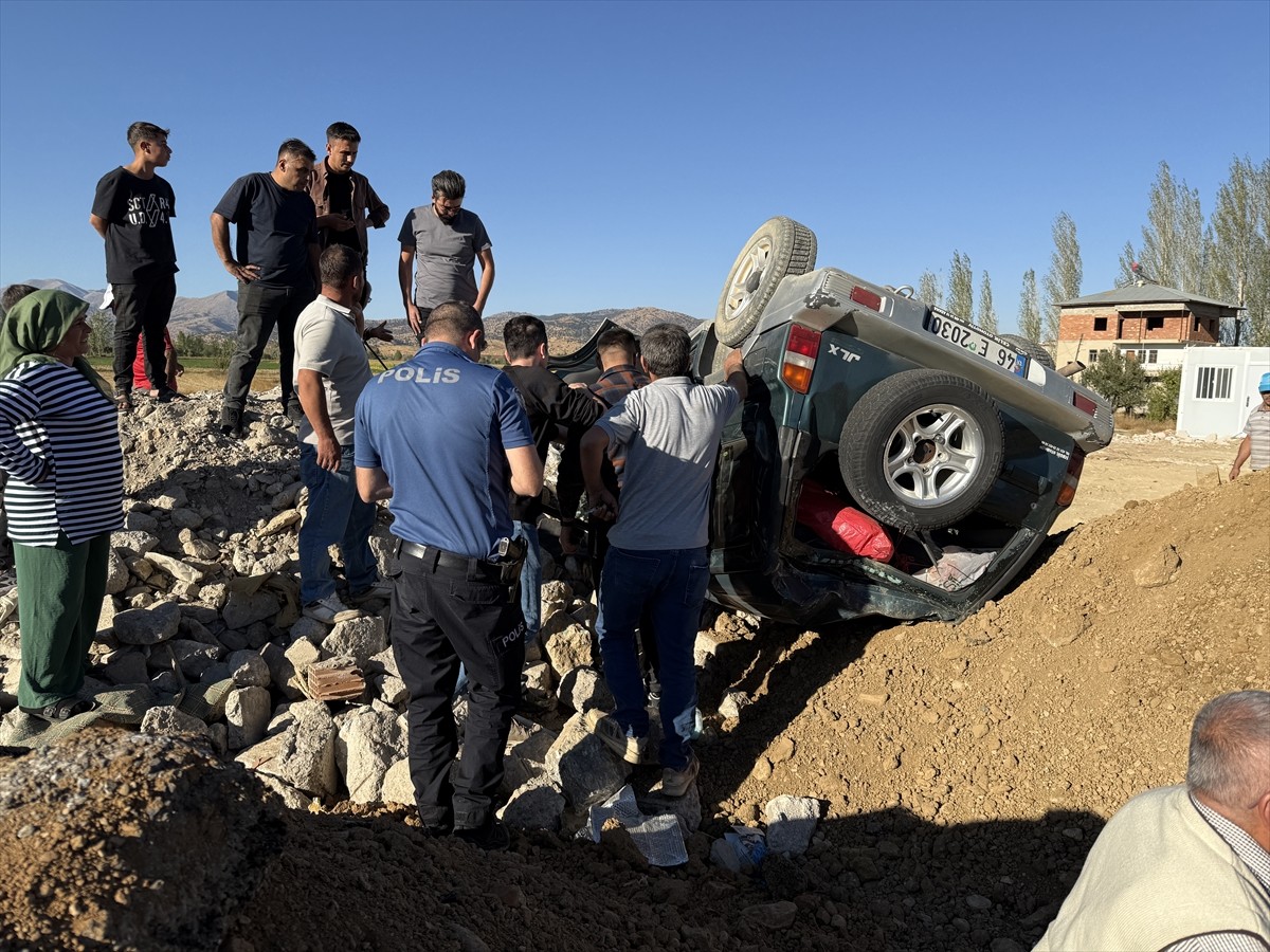 Kahramanmaraş'ın Göksun ilçesinde cipin devrilmesi sonucu 3 kişi yaralandı.