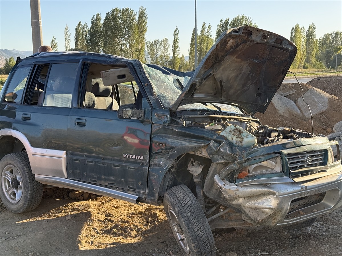 Kahramanmaraş'ın Göksun ilçesinde cipin devrilmesi sonucu 3 kişi yaralandı.