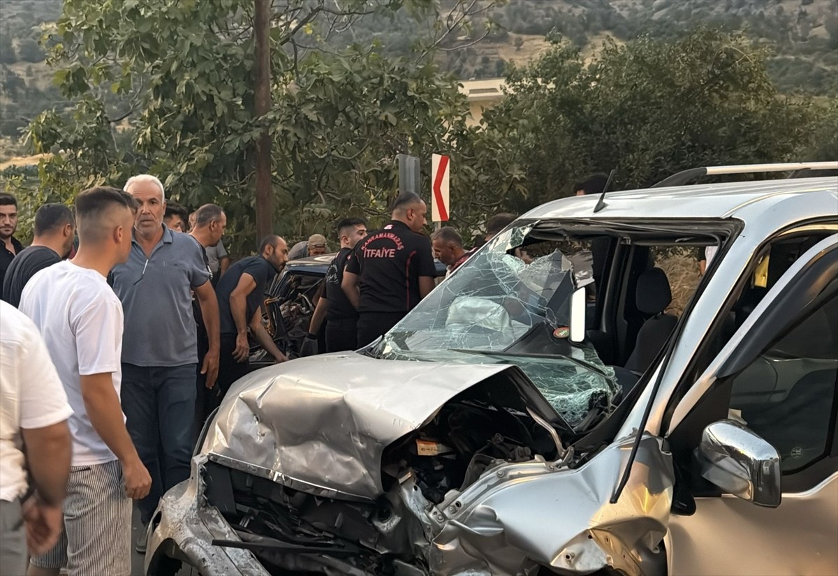 Kahramanmaraş'ın Onikişubat ilçesinde hafif ticari araçla iki otomobilin çarpıştığı kazada 1'i...