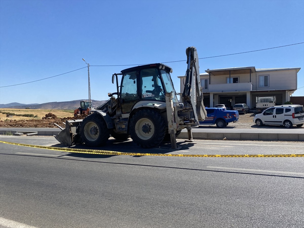 Kahramanmaraş'ın Onikişubat ilçesinde iş makinesinin çarptığı kardeşlerden biri hayatını kaybetti...