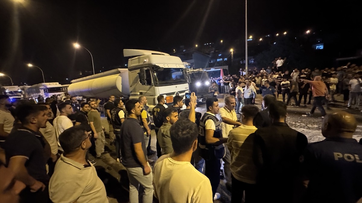 Kahramanmaraş'ın Pazarcık ilçesinde tırın çarptığı genç yaşamını yitirdi. Kaza bölgesinde toplanan...