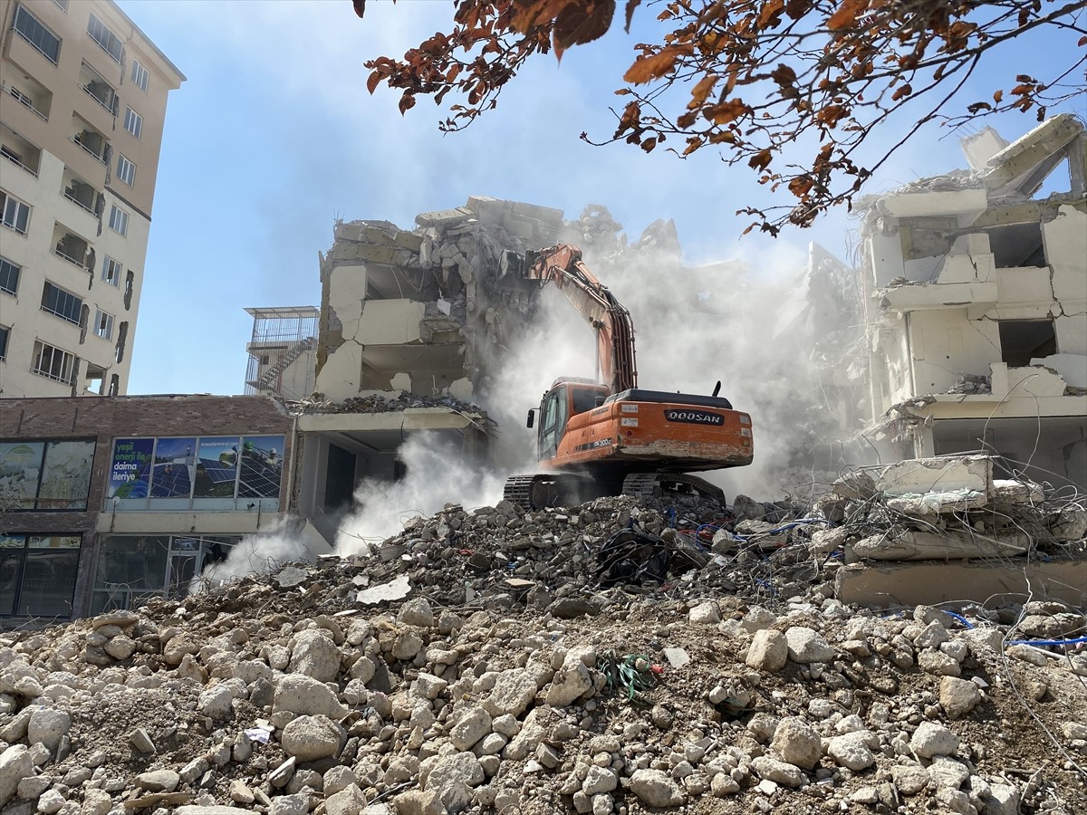 Kahramanmaraş'ta 6 Şubat 2023'te meydana gelen depremlerde ağır hasar gören binaların yıkımı devam...