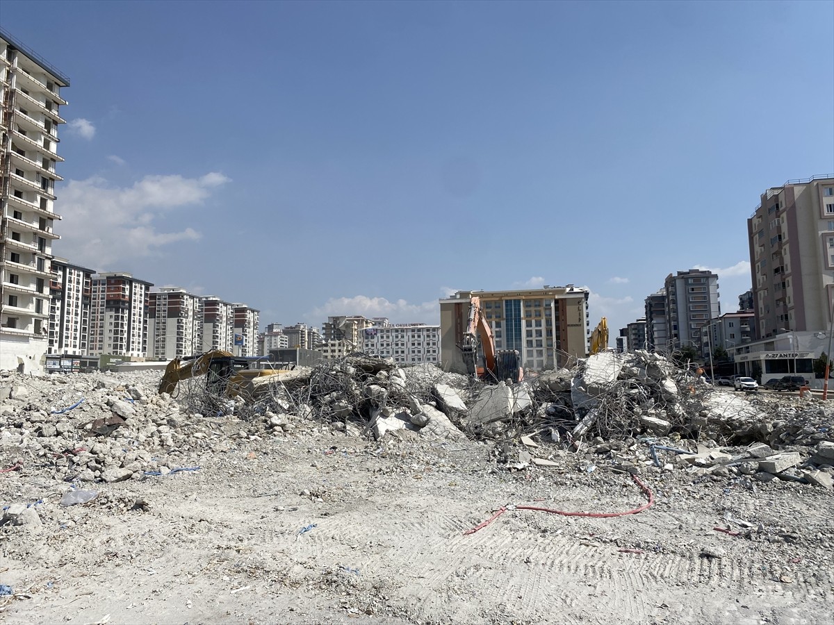 Kahramanmaraş'ta 6 Şubat 2023'teki depremlerde ağır hasar gören binaların yıkımı devam...
