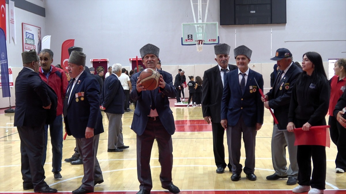 Karabük'te gaziler ile öğrenciler, basketbol, futbol, masa tenisi, dart ve mini golf oynadı. 19...