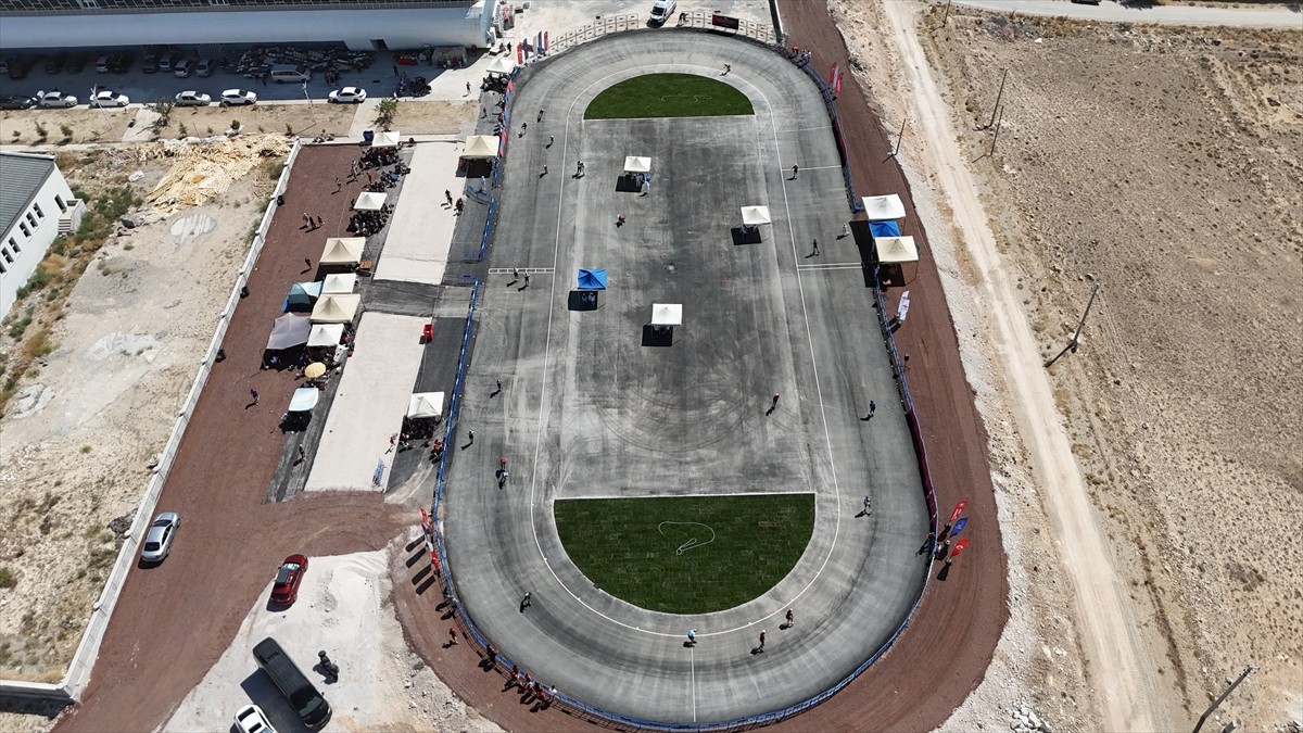 Karaman'da yapımı tamamlanan uluslararası standartlardaki tekerlekli paten pistinde sporcular...