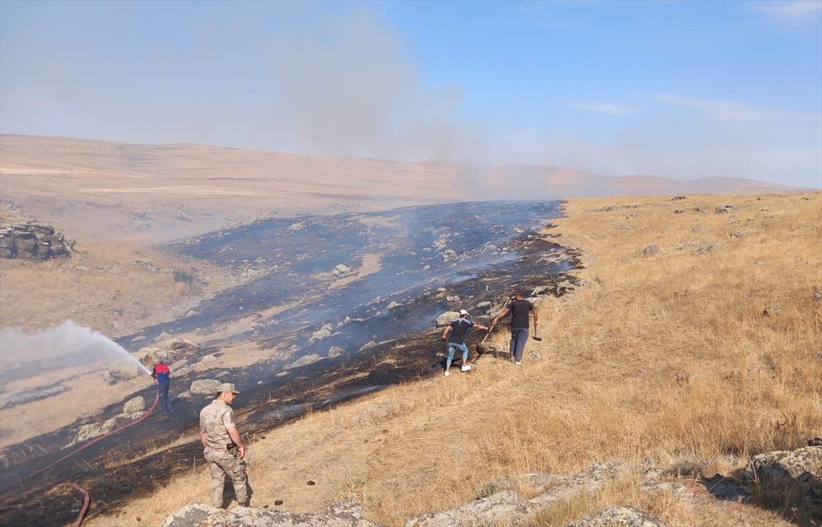 Kars'ta çıkan anız yangını itfaiye ekiplerinin müdahalesiyle söndürüldü. Rüzgarın da etkisiyle...