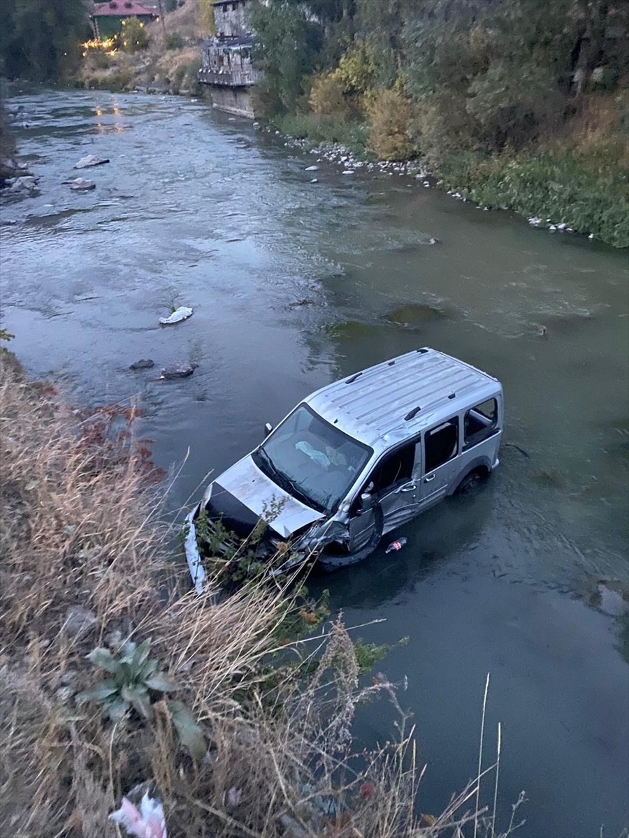 Kars Çayı'na düşen hafif ticari aracın sürücüsü ekiplerce kurtarıldı.
