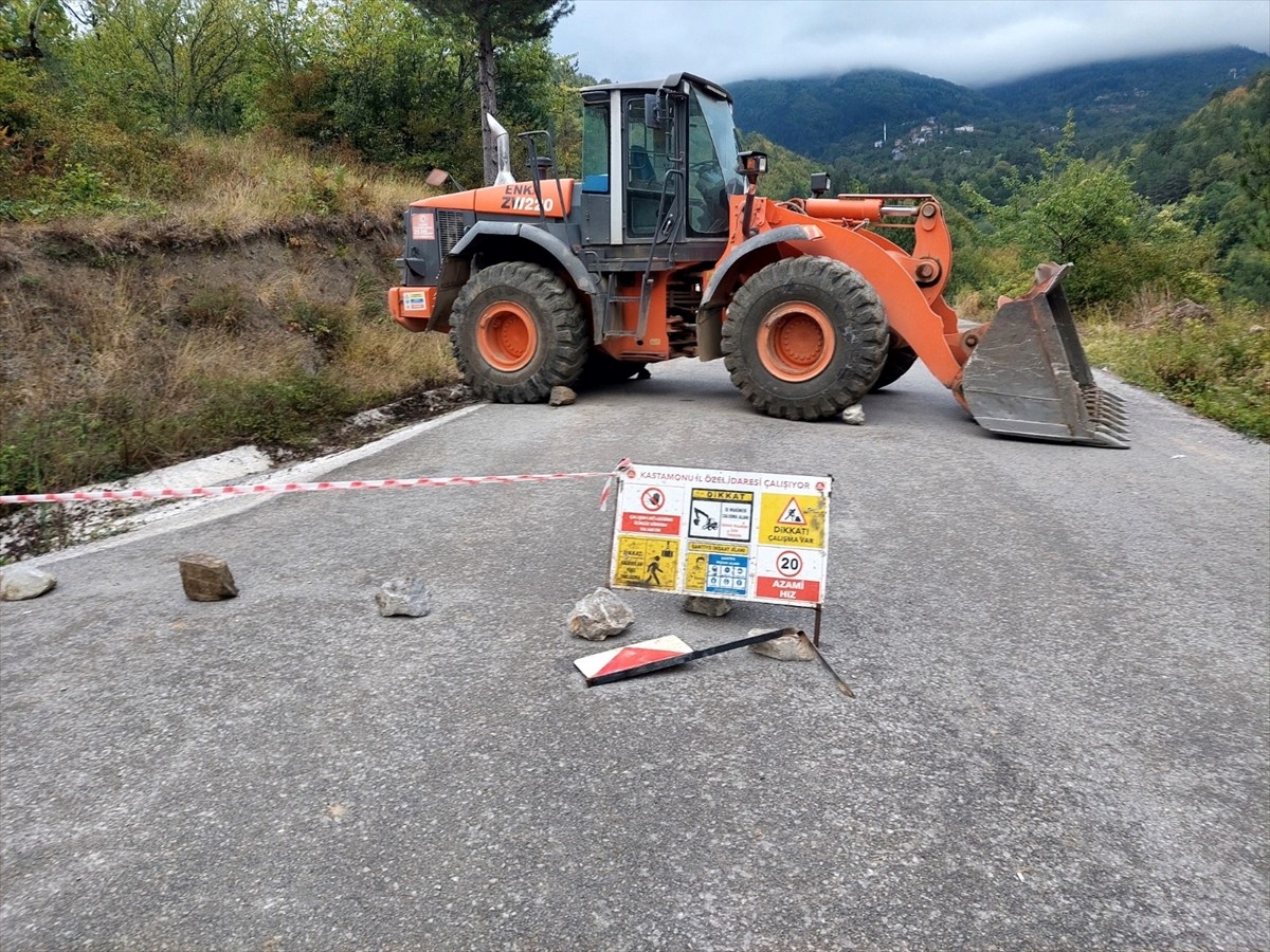 Kastamonu'nun Bozkurt ilçesinde heyelan nedeniyle ulaşıma kapanan yolun açılması için ekipler...
