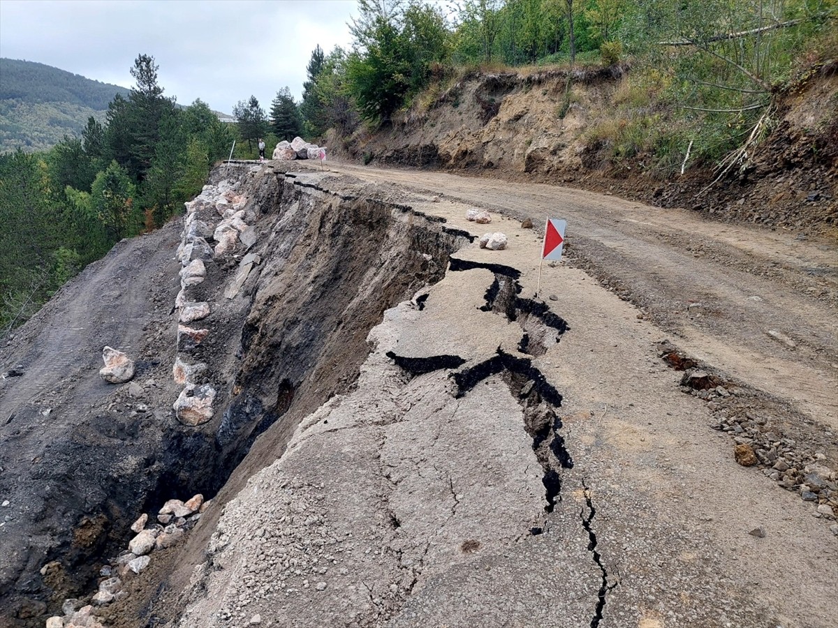 Kastamonu'nun Bozkurt ilçesinde heyelan nedeniyle ulaşıma kapanan yolun açılması için ekipler...
