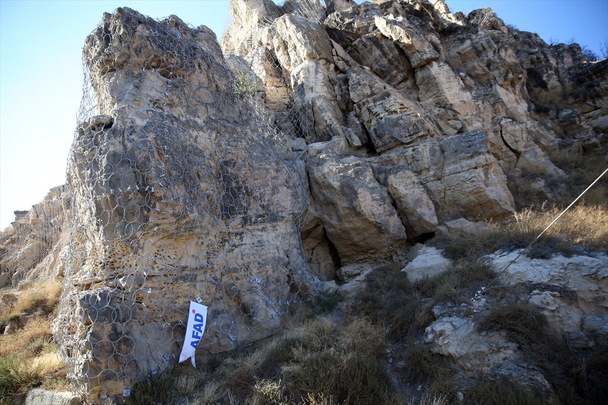 Kastamonu İl Afet ve Acil Durum Müdürlüğü (AFAD) tarafından kayaların çevresi çelik tellerle...