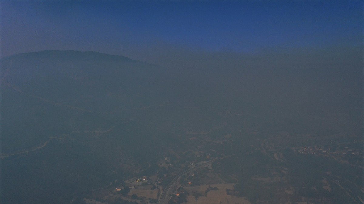 Kastamonu-Karabük sınırındaki 2 orman yangınını söndürme çalışmaları devam ediyor.