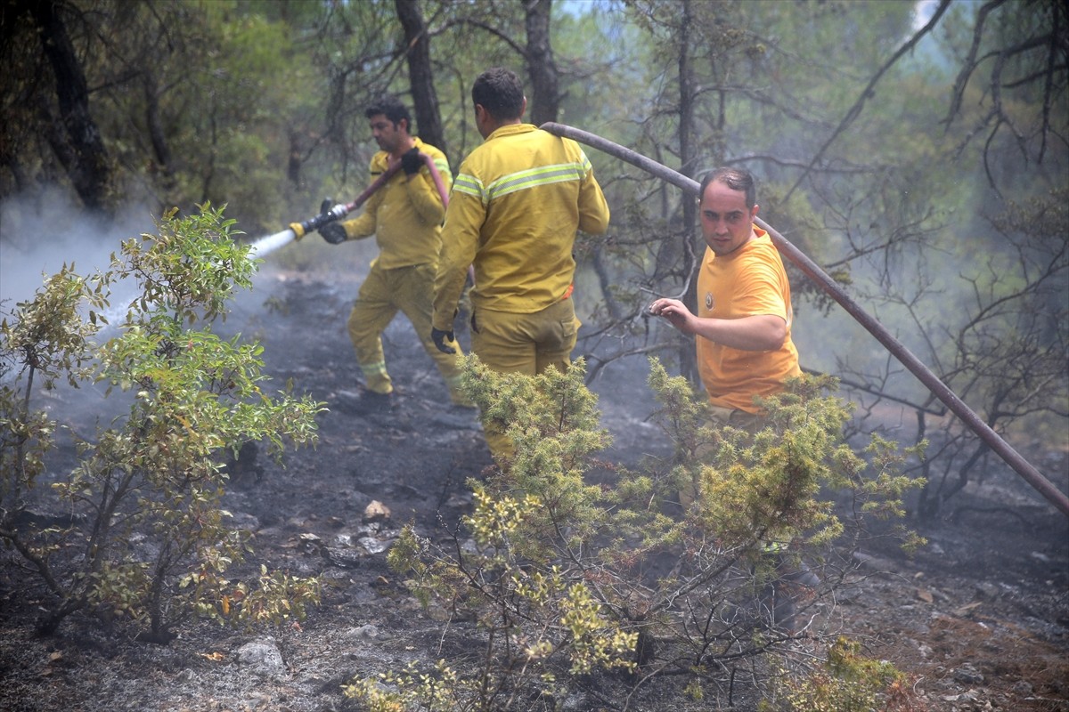 Kastamonu-Karabük sınırındaki iki orman yangını kontrol altına alındı. Ekipler soğutma çalışması...