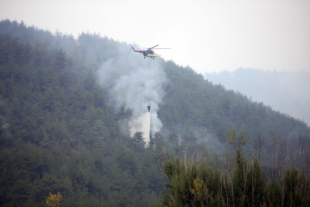 Kastamonu-Karabük sınırındaki iki orman yangınını söndürme çalışmaları sürüyor.