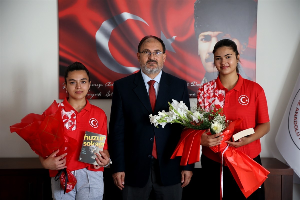 Kayseri'de beden eğitimi öğretmenlerinin yönlendirmesi ile okul sıralarında bilek güreşine...